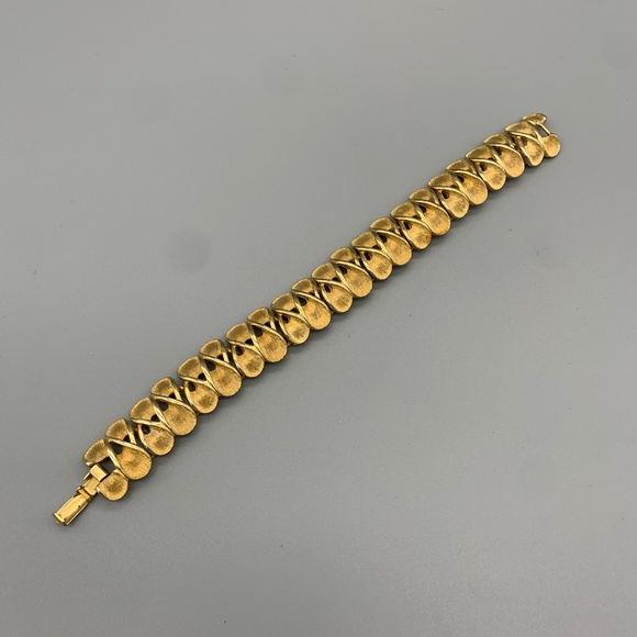 Vintage Signed KRAMER Etched Brushed Gold Two Tone Link Panel Bracelet. - Picture 1 of 2